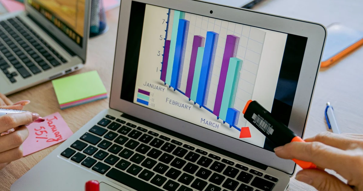 Graphique de donnees affiche sur un ordinateur portable, analyse de performance