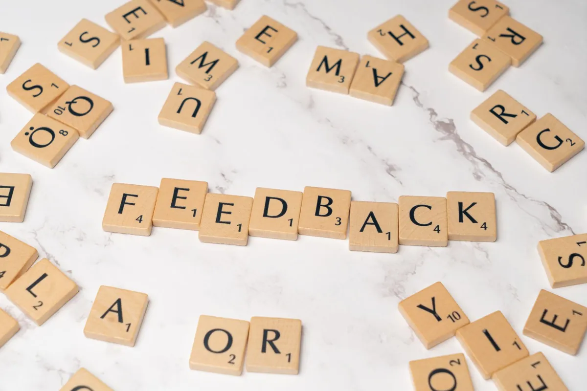 Lettres formant le mot feedback illustrant les avis clients en ligne