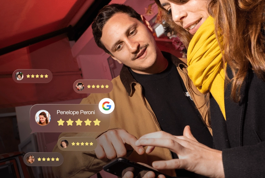 Clients consultant des avis Google 5 étoiles sur leur smartphone