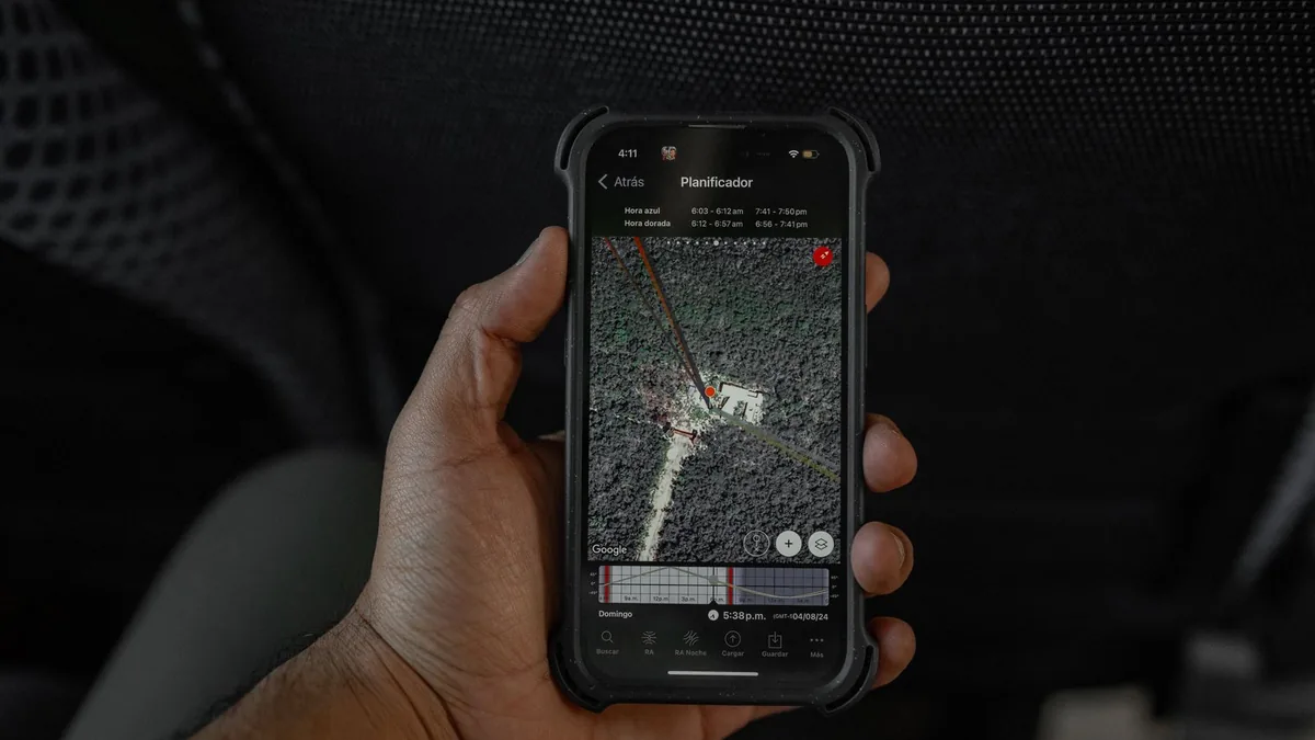 Personne consultant une carte de type Google Maps sur son smartphone pour gérer une fiche d’établissement.