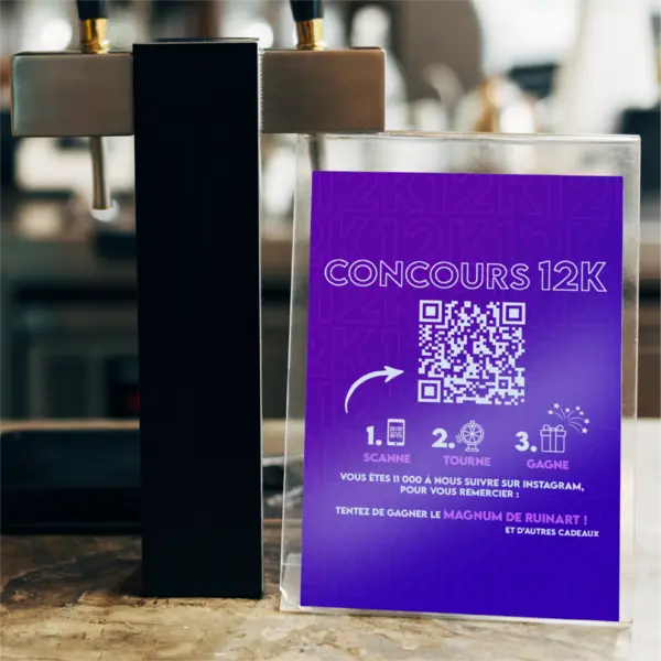 Support plexiglas du concours 12K du Mas du Cheval avec QR code posé près des tireuses du bar