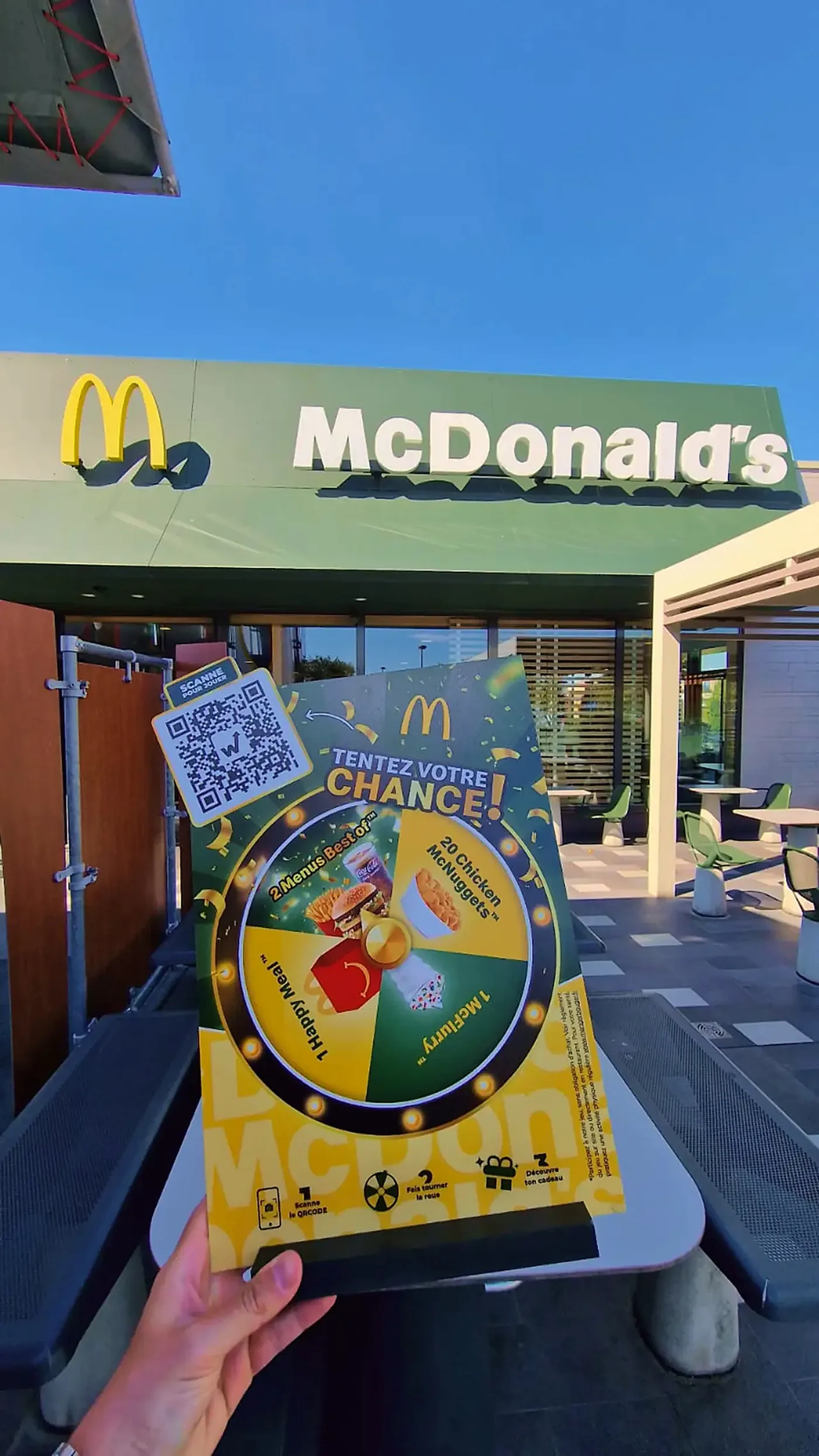 Façade du McDonald's de Pignan avec les supports du jeu concours Up Review