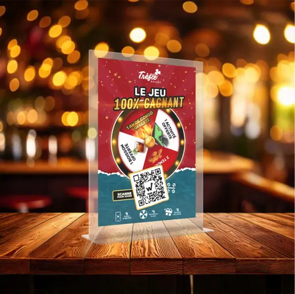 Chevalet du jeu concours Trèfle Rouge « Le jeu 100 % gagnant » avec roue à cadeaux et QR code sur une table du bar