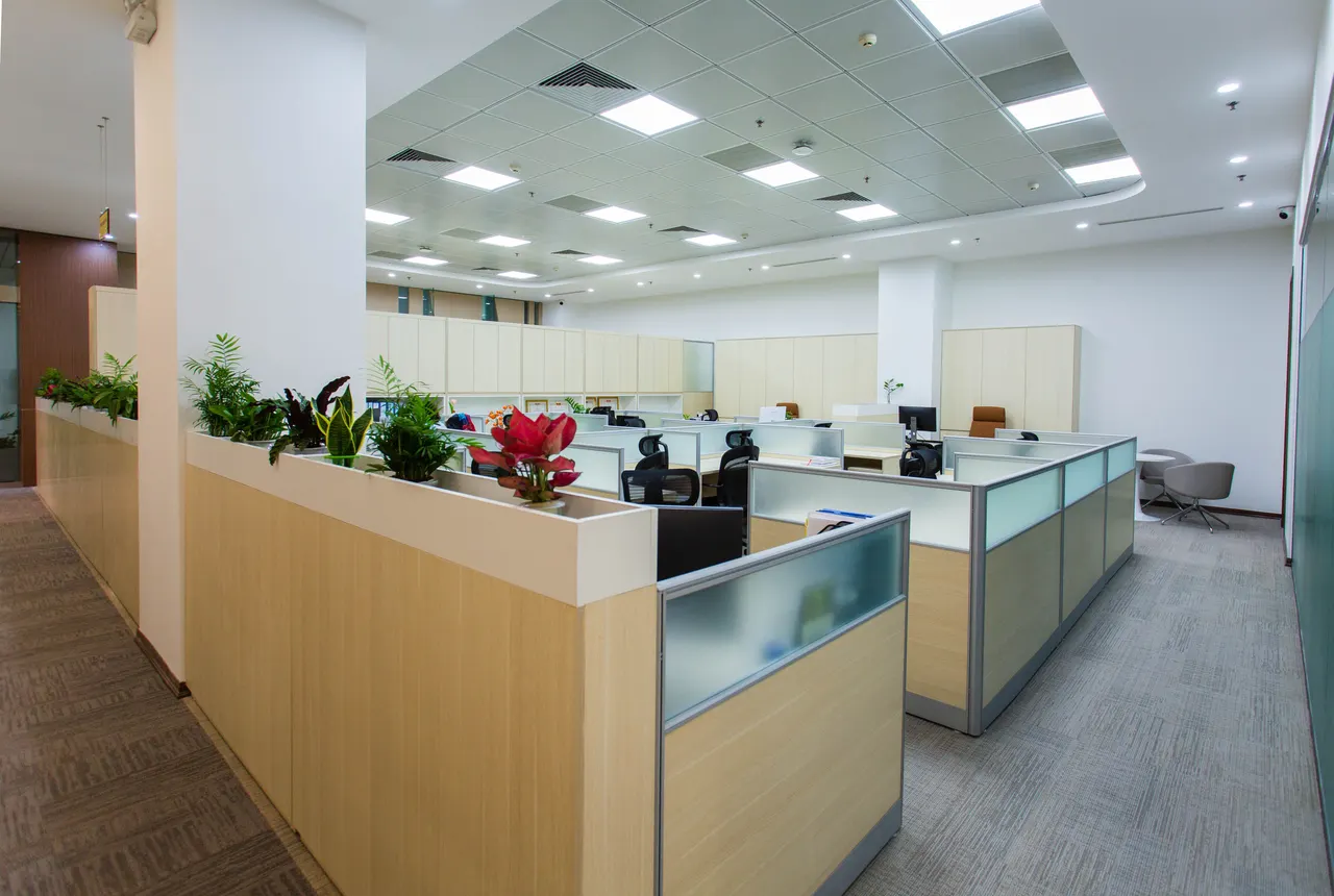 Conseillère recevant un client dans une agence bancaire
