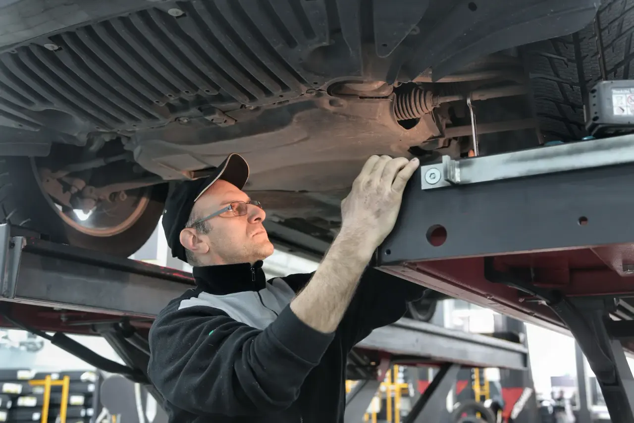 Garagiste remettant les clés de sa voiture à une cliente dans son atelier