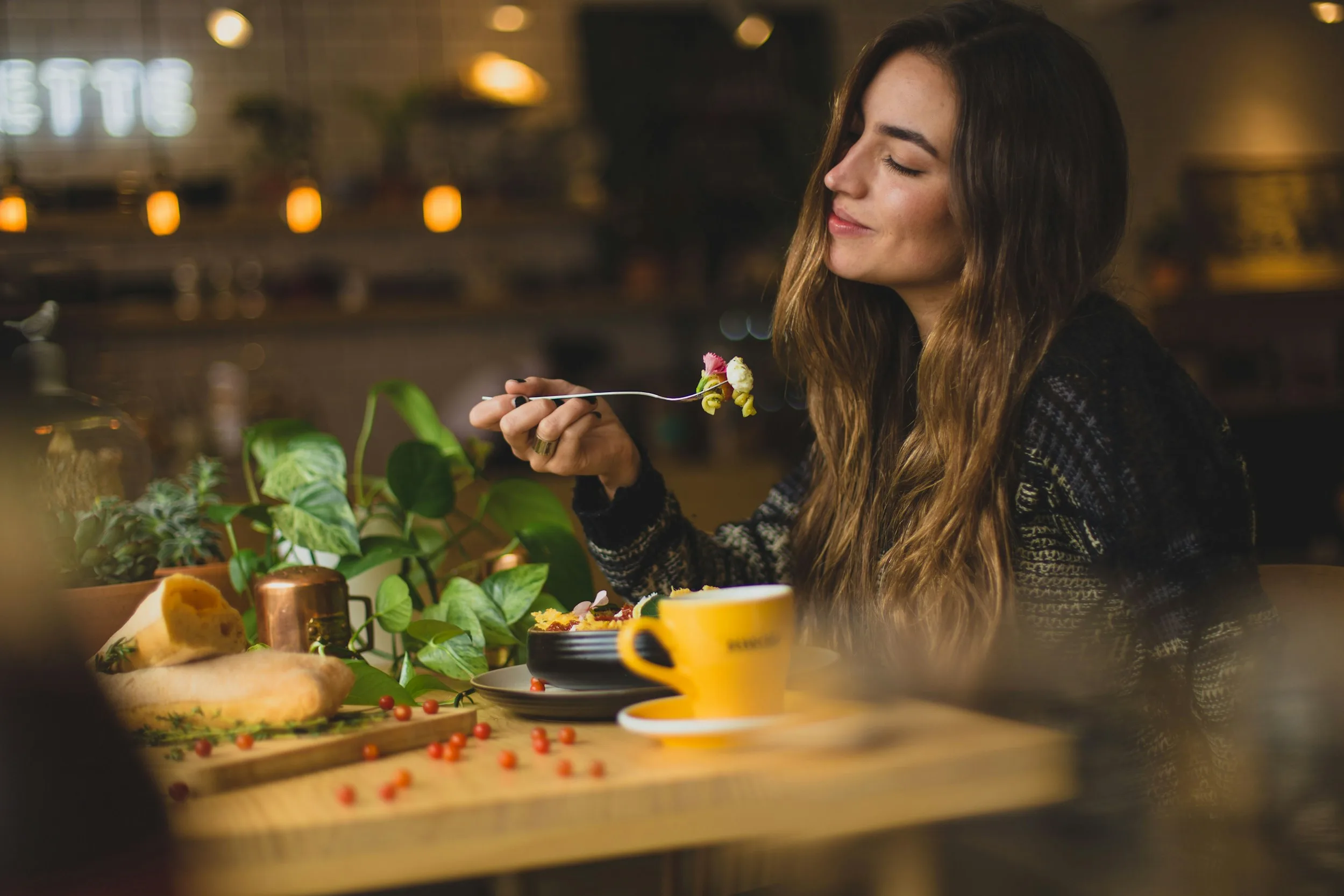 Cliente savourant un plat dans un restaurant chaleureux