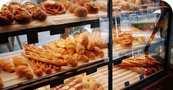Vitrine de boulangerie remplie de viennoiseries