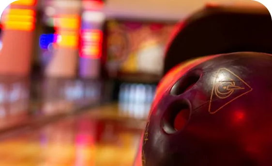 Boule de bowling sur une piste