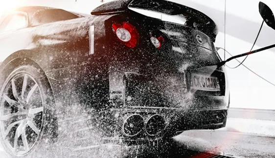 Voiture au lavage haute pression