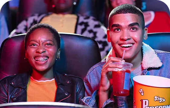 Spectateurs au cinéma avec du pop-corn