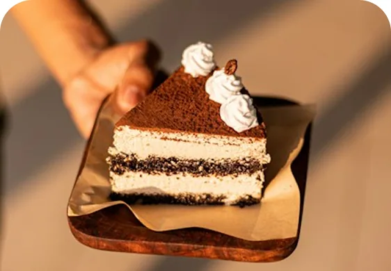 Part de tiramisu maison sur une assiette